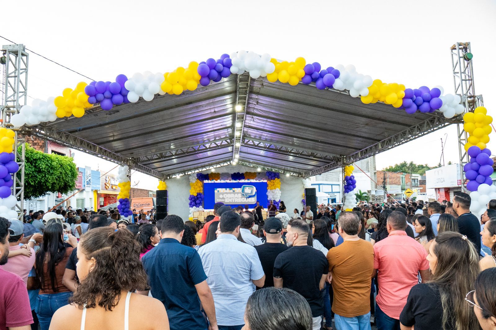 Prefeito entrega obras para saúde, educação e assina ordens de serviços